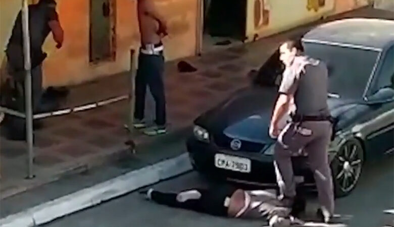Βίντεο με αστυνομικό στη Βραζιλία να ποδοπατά στο λαιμό μαύρη γυναίκα
