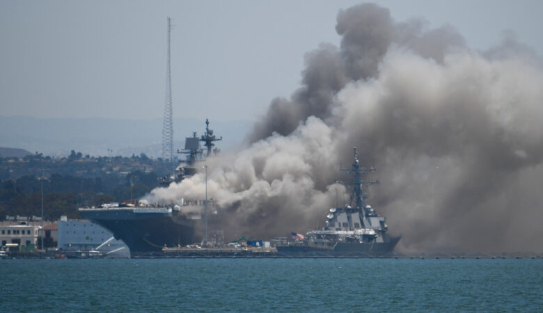 ΗΠΑ: Έκρηξη σε πολεμικό πλοίο – Δείτε φωτογραφίες και βίντεο