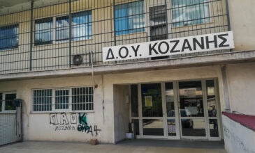 Επίθεση με τσεκούρι στην Κοζάνη: Στον Εισαγγελέα οδηγήθηκε ο δράστης – Τι εντόπισαν υπάλληλοι της εφορίας που είδαν βίντεο από το κλειστό κύκλωμα