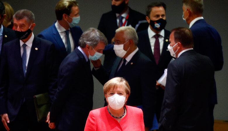 Μάσκες και αποστάσεις μεταξύ των ηγετών στη Σύνοδο Κορυφής των Βρυξελλών
