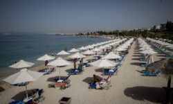 Σωρεία παραβάσεων από 8 στις 10 επιχειρήσεις με ξαπλώστρες στις παραλίες της Ανατολικής Αττικής