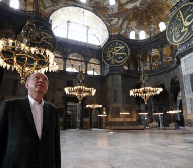 Νέες προκλήσεις από Ερντογάν: «Δεύτερη άλωση η μετατροπή της Αγιάς Σοφιάς σε τζαμί»