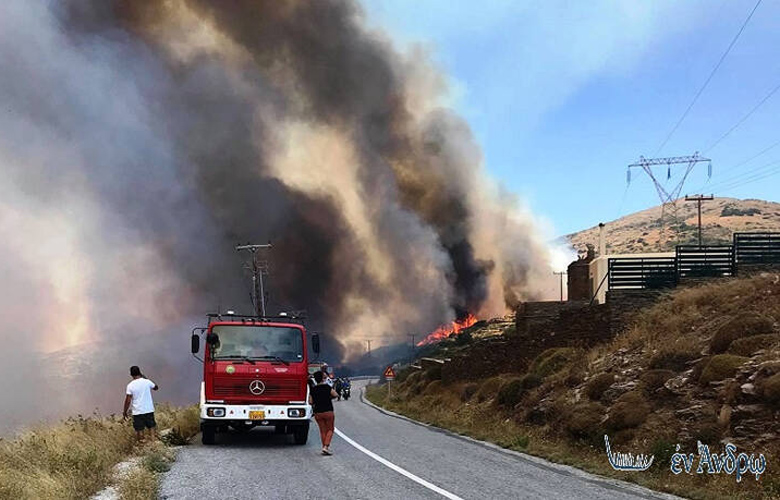 Μεγάλη φωτιά στην Άνδρο: Εκκενώνεται οικισμός – Ενισχύθηκαν οι πυροσβεστικές δυνάμεις