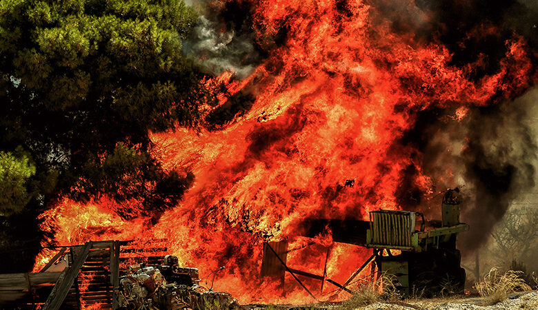 Σε εξέλιξη μεγάλη φωτιά σε δασική έκταση στη Λακωνία