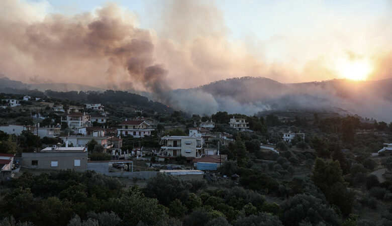 Φωτιά στην Κόρινθο: Αναζωπυρώσεις στο μέτωπο- Στις επίγειες δυνάμεις το έργο της κατάσβεσης