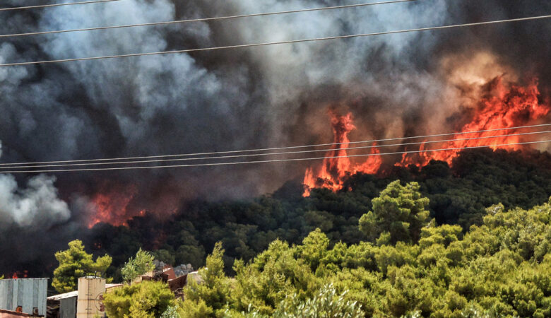 Μεγάλη πυρκαγιά στην Ικαρία – Εκκενώθηκαν οικισμοί μέσα στη νύχτα