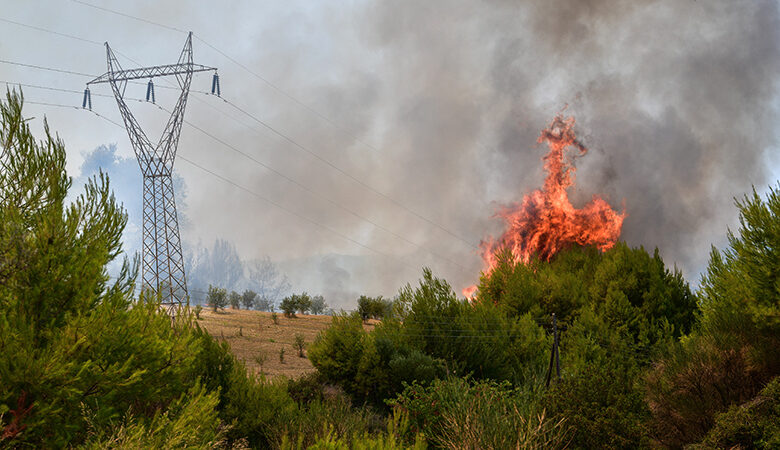 Χωρίς ρεύμα η Αίγινα λόγω της πυρκαγιάς στα Μέθανα