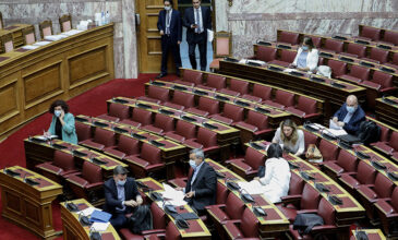 Στη Βουλή οι συμφωνίες ΑΟΖ με Ιταλία και Αίγυπτο – Δείτε live εικόνα