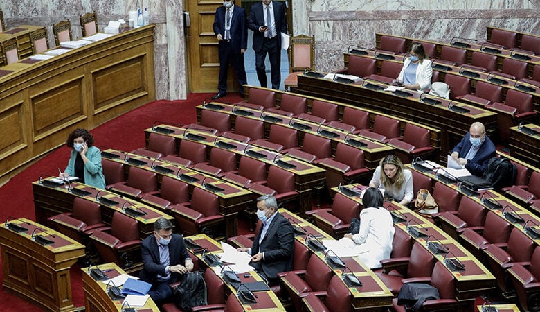 Στη Βουλή οι συμφωνίες ΑΟΖ με Ιταλία και Αίγυπτο – Δείτε live εικόνα