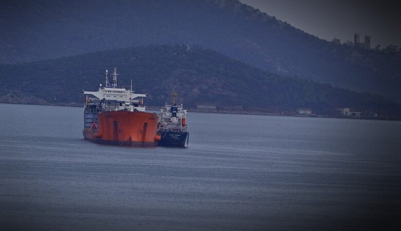Κορονοϊός: Σε καραντίνα το πλήρωμα του δεξαμενόπλοιου στον Πειραιά με τα 16 κρούσματα