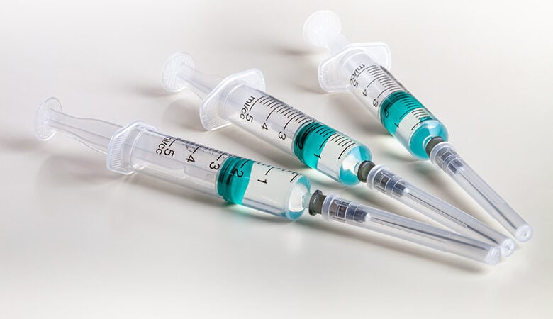 Κορονοϊός: Πώς το εμβόλιο απειλεί με ελλείψεις σε… σύριγγες