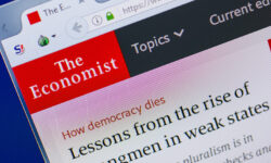 Η εικόνα Έλληνα συνταξιούχου που κλαίει έξω από τράπεζα στις φωτογραφίες της δεκαετίας