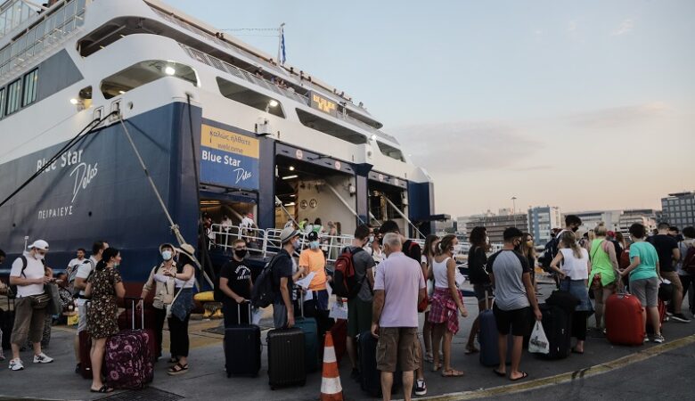 Κύμα φυγής αδειούχων του Αυγούστου – Αυξημένη η κίνηση στο λιμάνι του Πειραιά