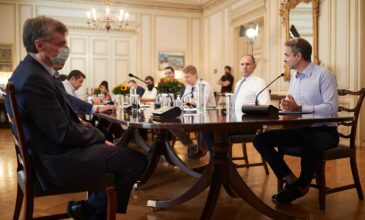 Κορονοϊός: Η επανεμφάνιση Τσιόδρα, τα νέα μέτρα και η σύσκεψη αύριο υπό τον πρωθυπουργό