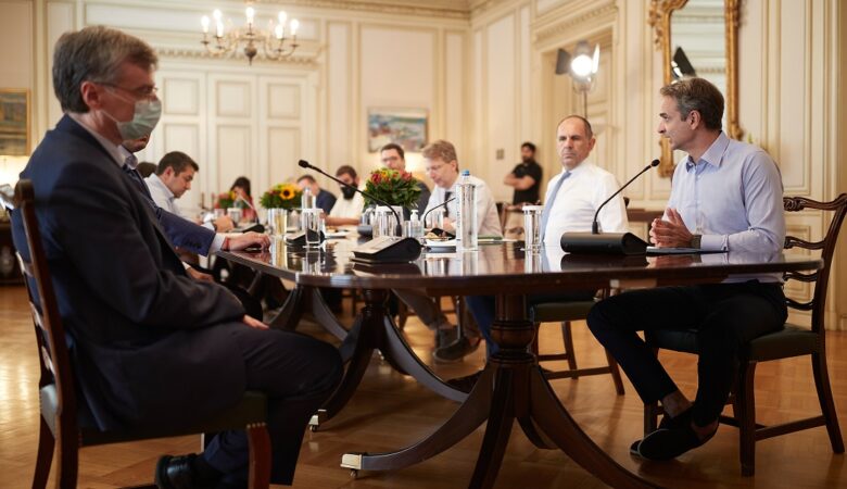 Κορονοϊός: Κρίσιμη σύσκεψη υπό τον πρωθυπουργό αύριο Δευτέρα – Τι εισηγούνται οι ειδικοί
