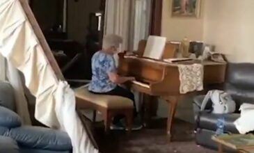 Ηλικιωμένη Λιβανέζα παίζει πιάνο στο κατεστραμμένο σπίτι της στη Βηρυτό – Δείτε το συγκινητικό βίντεο