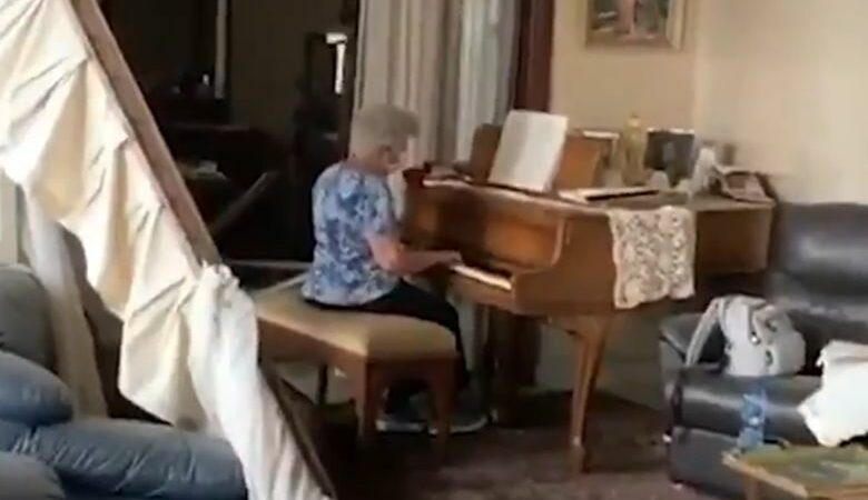 Ηλικιωμένη Λιβανέζα παίζει πιάνο στο κατεστραμμένο σπίτι της στη Βηρυτό – Δείτε το συγκινητικό βίντεο