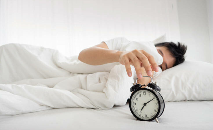 Κοιμάσαι ανάσκελα ή μπρούμυτα: Πώς επηρεάζει την υγεία σου