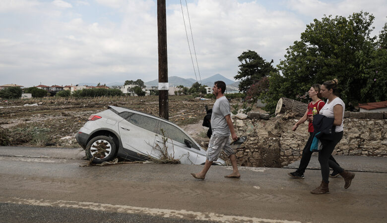 Εικόνες χάους στην Εύβοια – Δείτε τις φωτογραφίες από τις τεράστιες καταστροφές