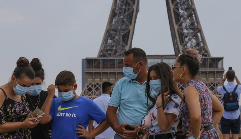 Κορονοϊός: Υποχρεωτική πλέον η μάσκα στα πολυσύχναστα μέρη στο Παρίσι