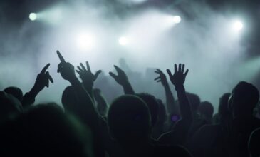 Κορονοϊός: Σοκ με 10.000 άτομα σε ρέιβ πάρτυ στη Γαλλία