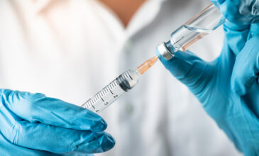 Κορονοϊός: Ποιες χώρες προαγόρασαν τις μισές δόσεις μελλοντικών εμβολίων