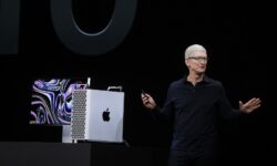 Το αφεντικό της Apple έγινε δισεκατομμυριούχος