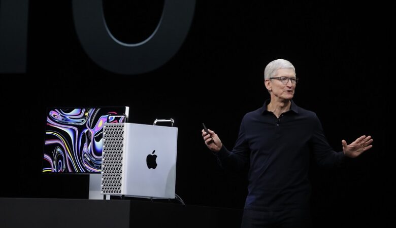 Το αφεντικό της Apple έγινε δισεκατομμυριούχος