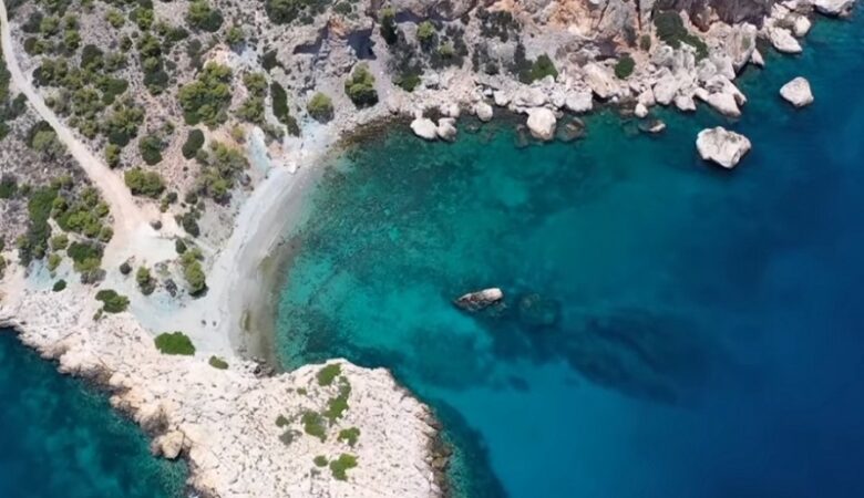 Κόγχη: Η γαλαζοπράσινη παραλία της Αττικής στον Αργοσαρωνικό