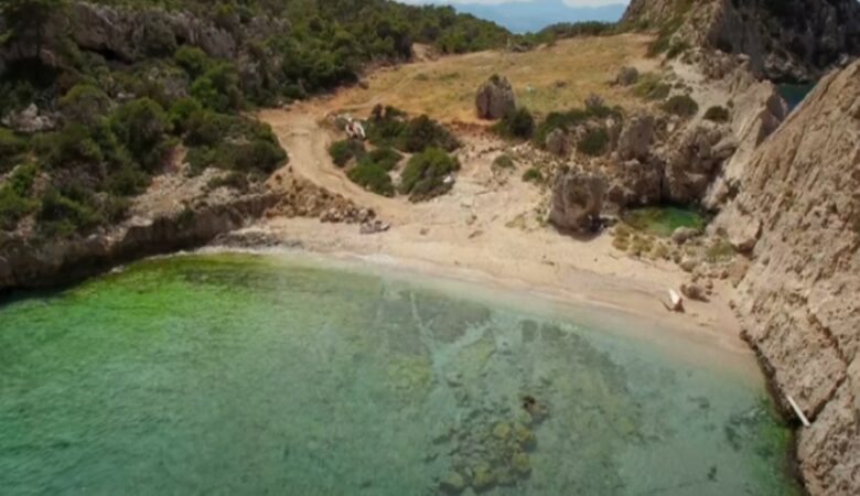 Στέρνα: Η κρυφή παραλία στο Λουτράκι με τα πεντακάθαρα νερά