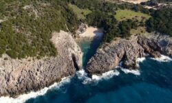Γλώσσα: Η φυσική πισίνα στην Πελοπόννησο που είναι χάρμα οφθαλμών