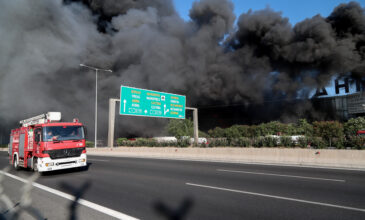 Καίει ακόμη η φωτιά στο εργοστάσιο πλαστικών στη Μεταμόρφωση- Δόθηκαν δύο λωρίδες κυκλοφορίας προς Λαμία στη Μεταμόρφωση
