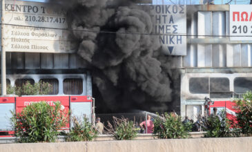 Συνεχίζει να καίει η φωτιά στο εργοστάσιο πλαστικών στη Μεταμόρφωση- Κατέρρευσε τμήμα του κτιρίου