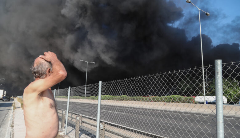 Μεγάλη φωτιά σε εργοστάσιο στη Μεταμόρφωση: «Πνίγηκε« στους καπνούς η περιοχή – Δείτε τις φωτογραφίες