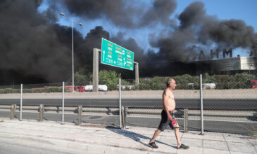 Φωτιά στη Μεταμόρφωση: Συνεχίζει να καίει – Κανονικά η κυκλοφορία στην εθνική οδό Αθηνών- Λαμίας