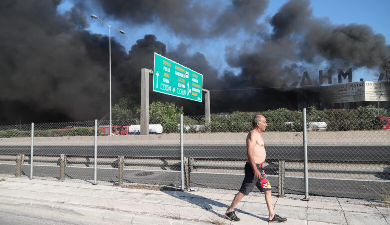 Φωτιά στη Μεταμόρφωση: Δόθηκε μερικώς η κυκλοφορία και στα δύο ρεύματα της εθνικής οδού Αθηνών- Λαμίας