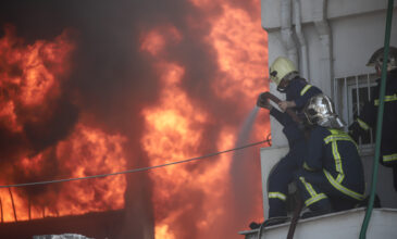 Νέες εικόνες από την φωτιά σε εργοστάσιο πλαστικών στη Μεταμόρφωση – Μεγάλη μάχη των πυροσβεστών