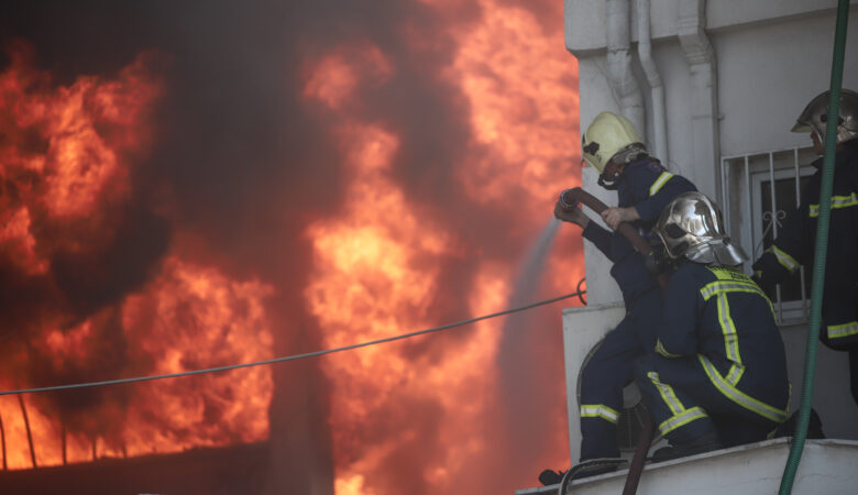 Νέες εικόνες από την φωτιά σε εργοστάσιο πλαστικών στη Μεταμόρφωση – Μεγάλη μάχη των πυροσβεστών