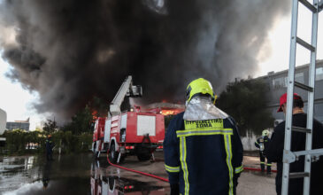 Φωτιά σε εργοστάσιο πλαστικών στη Μεταμόρφωση: Μήνυμα από το 112 -«Κλείστε πόρτες και παράθυρα, επικίνδυνοι καπνοί»