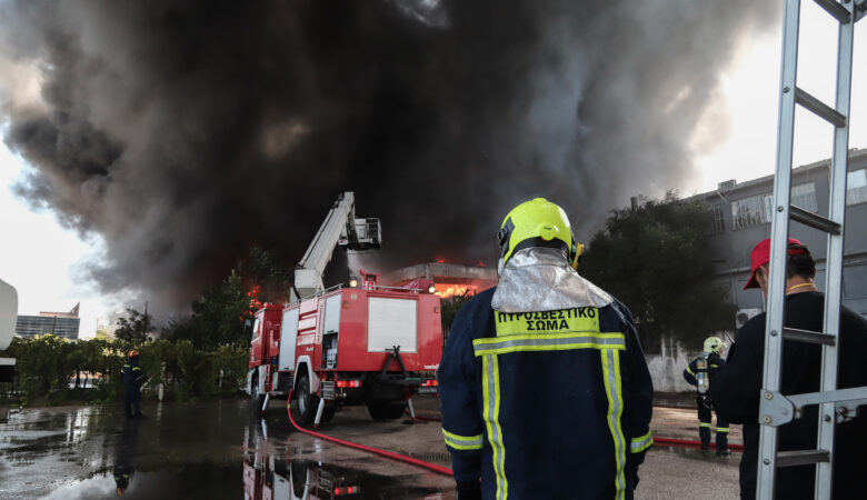 Φωτιά σε εργοστάσιο πλαστικών στη Μεταμόρφωση: Μήνυμα από το 112 -«Κλείστε πόρτες και παράθυρα, επικίνδυνοι καπνοί»
