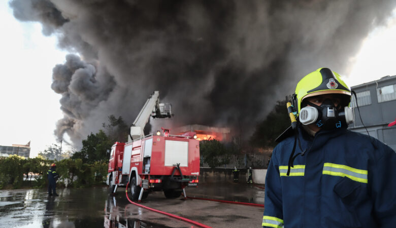 Καίει από το πρωί η φωτιά στο εργοστάσιο πλαστικών στη Μεταμόρφωση – Ο τοξικός καπνός κάλυψε τον ουρανό στην Αθήνα