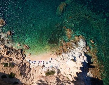 Η παραλία της Αττικής με τα 99 σκαλοπάτια που μοιάζει με Κυκλάδες