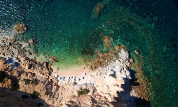 Η παραλία της Αττικής με τα 99 σκαλοπάτια που μοιάζει με Κυκλάδες