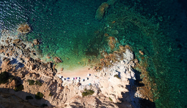 Η παραλία της Αττικής με τα 99 σκαλοπάτια που μοιάζει με Κυκλάδες