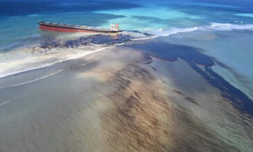 Μαυρίκιος: Κόπηκε στα δύο το πλοίο που προκάλεσε την οικολογική καταστροφή