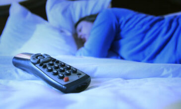 Δες τι συμβαίνει όταν σε παίρνει ο ύπνος μπροστά στην τηλεόραση