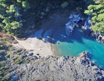 Στενό Λινάρι: Η εξωτική φυσική πισίνα στην Εύβοια