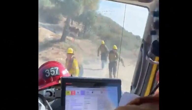 Ταύρος παίρνει στο κυνήγι πυροσβέστες που τρέχουν να σωθούν- Δείτε το βίντεο