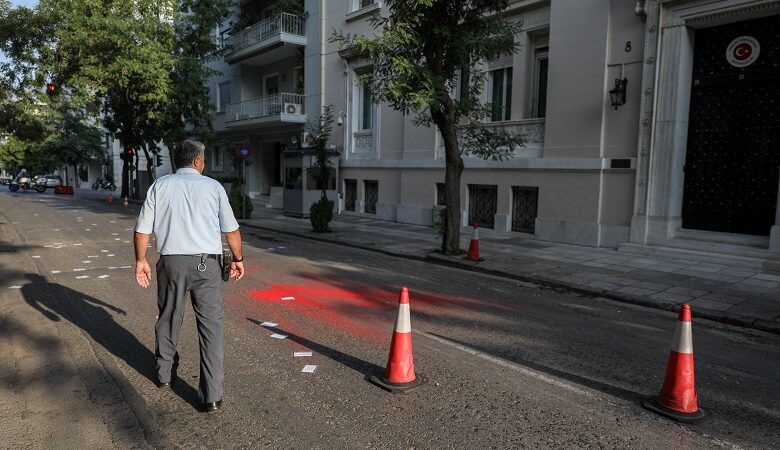 Κόκκινη μπογιά και τρικάκια έξω από την τουρκική πρεσβεία- Δύο συλλήψεις
