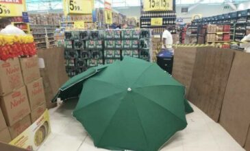 Πέθανε στο σούπερ μάρκετ – Τον σκέπασαν με ομπρέλες και συνέχισαν να ψωνίζουν